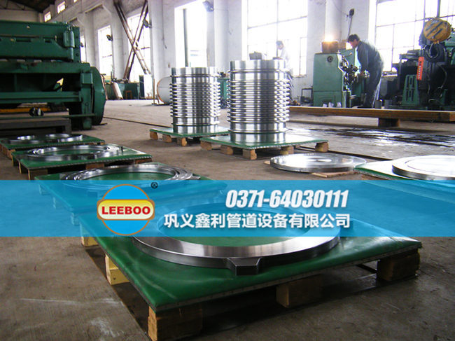 鑫利<a href=http://m.wanggezhan.cn target=_blank class=infotextkey>補(bǔ)償器</a>組裝車間
